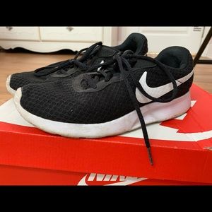 Nike sneakers -women’s black and white size:7.5